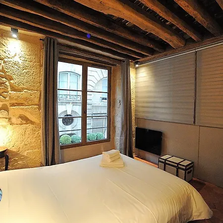 Apartment Beautiful In Historical Marais Paris