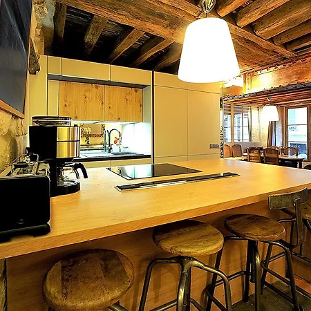 Beautiful In Historical Marais Apartment Paris