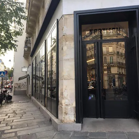 Beautiful In Historical Marais Apartment